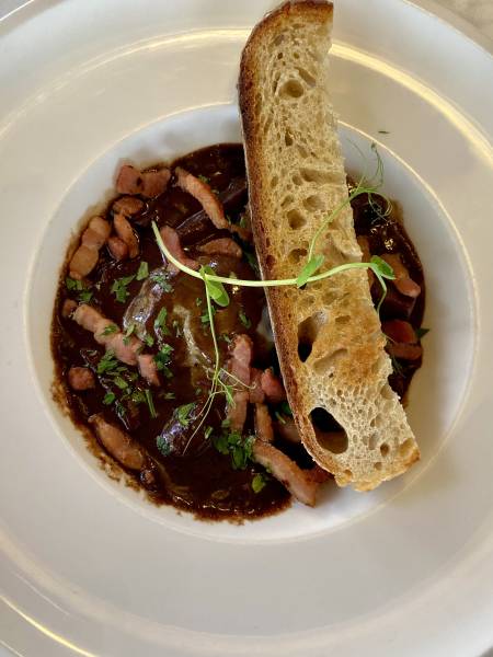 Découvrez notre Œuf Meurette revisité aux Champignons de Paris  : une sauce meurette généreuse, lardons savoureux et une délicate tuile de pain croustillante. Une expérience gourmande à ne pas manquer au Bistrot de l'Alouette à Pessac, votre restaurant co